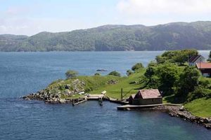 Fjord mit Haus und Bootssteg